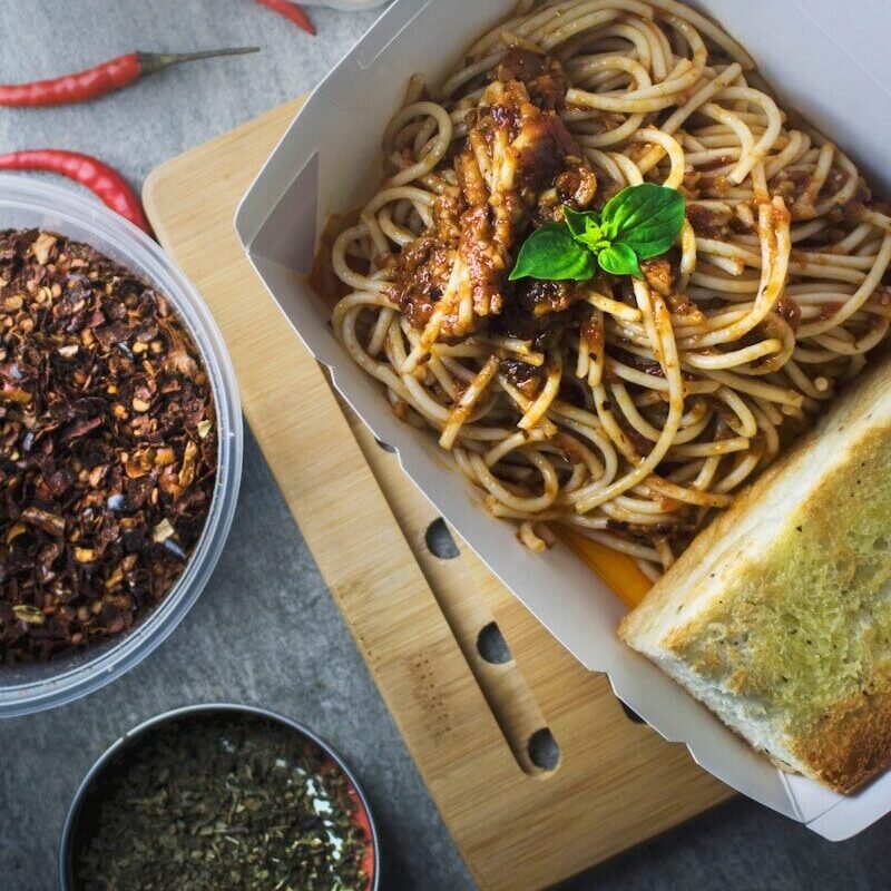 spaghetti with bread